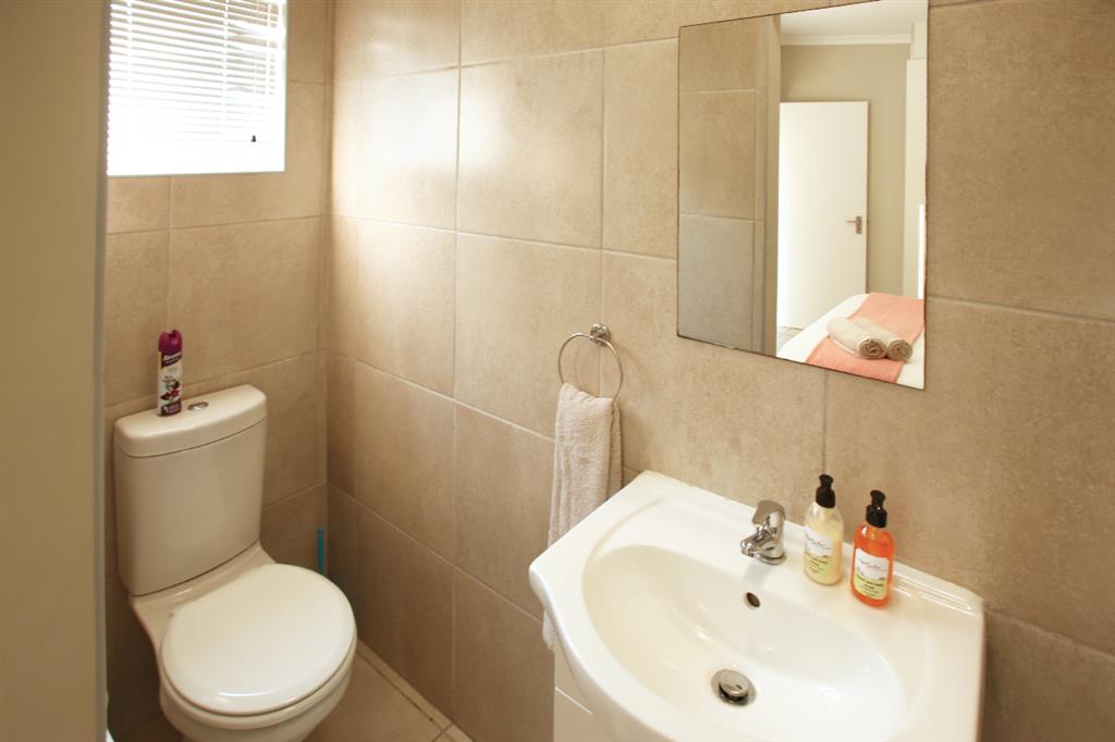 20250826_013942_12_M4TN_Bedroom_1_en-suite_3
